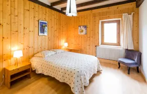 Stor renoveret familiegite, ved foden af vandrestier og stier, land - Image 5