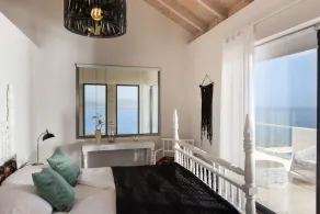 Luxury villa in the charming Akrotiri peninsula - Image 2