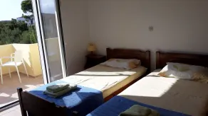 Mountain views (see video), 3 bedrooms, 550m easy walk to beach, 2 shared pools - Image 4