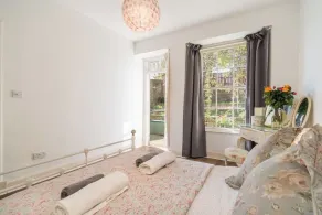 VINTAGE apt, pvt GARDEN, wifiNEW TOWN - Image 5