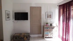 Superb renoveret lejlighed i bunden af ​​villa med privat have - Image 2