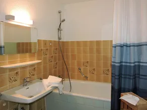 Elegante appartamento per 4 ospiti con WIFI, piscina, TV e balcone - Image 3