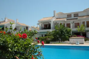Bungalow confortable avec terrasse avec vue sur piscine. - Image 4