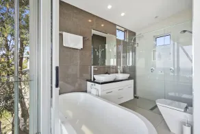 3 bedroom 3 bathroom holiday house with stunning views from all rooms. - Image 3