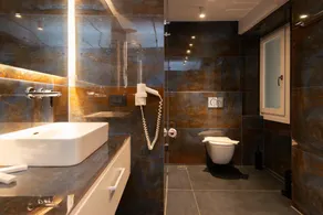 White & black Suites - Image 4