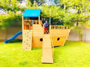 Autumn in East Hampton! Private Beach Community, Hot Tub, Pirate Ship and More! - Image 2