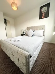 3 Bedroom House With Free Parking - Image 5