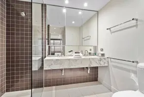 Luxury Southbank Sub-Penthouse – Stunning Views, Steps to Dining & CBD - Image 3