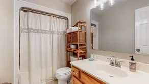 5 beds | 3 baths | Prime Location - Image 3