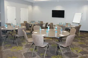 1 Bedroom | King Suite. Free Breakfast. Pool, Gym - Image 4