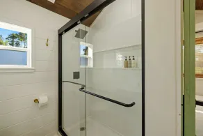 Vista Verde Farm Retreat - Stylish Cabins Nearby Springs - Image 4