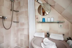 Holiday Home \"Für 7 Gäste Sylt\" with Private Garden & Wi-Fi - Image 4