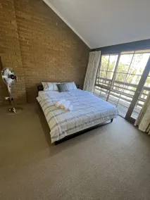 1 bedroom studio very quiet with farm view in Heathcote junction. - Image 3