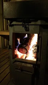 Haustierfreundliche Hütte auf den Wiesen am Waldrand mit großen Fenstern - Image 4