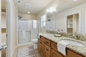 KING BED, new comfortable 4 bedroom home in Vancouver - Image 4