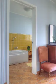 Apartment in villa, sea front, sleeps 6 double services - Image 2