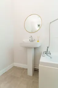 2 Bed Sleeps 6 in Leeds with Smart TV's - Image 5
