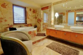 Exceptional Penthouse in the Castle District - A Haven of Privacy & Comfort - Image 2