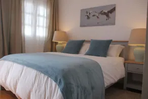 Spacious two bedroom house near the beach with private terrace and sea views - Image 5