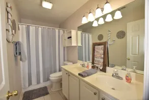 Gebäude 10-3 Schritte zur atemberaubenden Seeufer-Wohnung-2 Schlafzimmer/2 Badezimmer-Bootsliegeplatz verfügbar – Einheit 1022 - Image 3