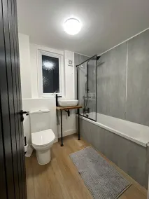 Leeds Cosy but Spacious Retreat With 6 Bedrooms - Image 2