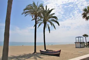 Luxurious apartment with infinity pool and air con, Town centre, short walk to beach and bars - Image 5
