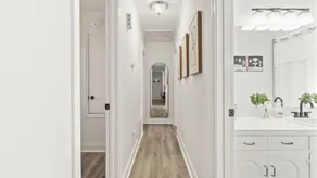 Modern & Comfy ~ 15mins to Downtown ~ Queen Beds! - Image 2