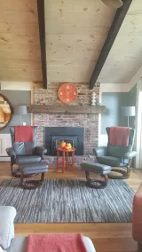 MID CENTURY MODERN BLACK CHALET; BETÄUBUNG ANSICHTEN / FIRE PIT / HOT TUB - Image 2