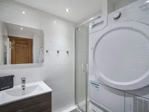 Cozy apartment near slopes, parking included, sleeps 6 - Image 2