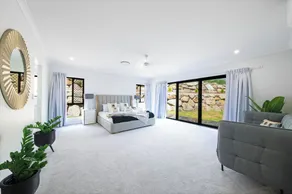 Modern 5 Bedroom , 3 Bathroom Holiday Home with Sparkling Pool - Image 5