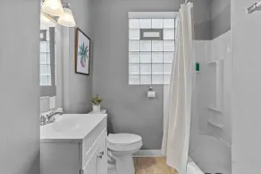 Spacious 2 BR Balcony Hideaway - Image 2