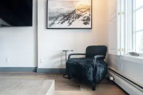 Luxury 2-level Alpine Abode w/ hot tub + sauna access, very close to Gondola One - Image 3