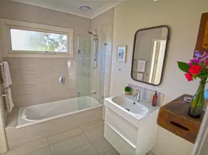 Mrs Simpson Cottage in Norala Garden - Image 4