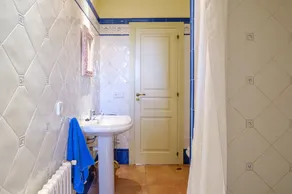 Elegant Villa with Pool, Jacuzzi, Garden, Terrace, Air-Conditioning & Wi-Fi - Image 4