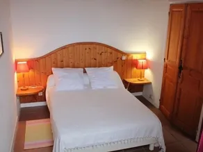 Charming Ground-Floor Cottage with Walled Courtyard in Scenic Hiking Area - Image 3
