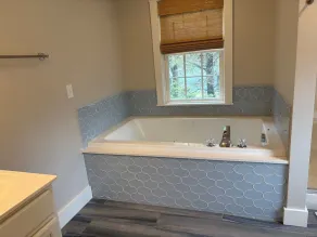 Modern 5 Bedroom Home. Newly constructed. Large yard. Close to beaches and town. - Image 5