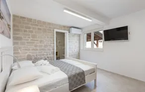 Hus ved stranden i Lopar - Image 4
