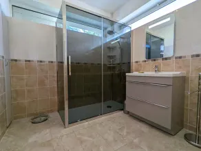 Comfortable house with private garden, internet, parking - Image 3