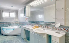 Luxurious villa with pool in Bahía Grande - Image 5