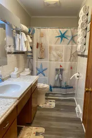 The Great Lake Escape 1 mile to downtown / Walk 2 Beach / Pool Pass Included !! - Image 3