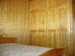 En el borde del bosque, tranquilo, acogedor chalet de madera - Image 3