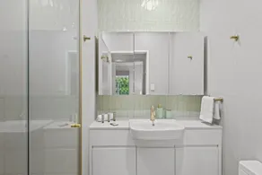Quaint Townhouse in Bustling Locale - Image 2