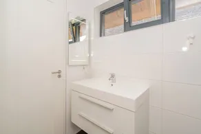 Esta villa de água é agradável, leve e de muito bom gosto. Oferece espaço suficiente para toda a família com - Image 5