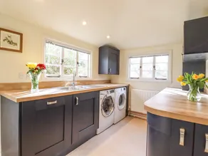 THE ABBEY COTTAGE, pet friendly, with hot tub in Windsor Green - Image 2