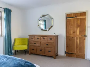2 bedroom accommodation in Totland Bay - Image 5