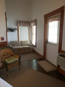 Historic Hardware Inn with River Views: Suite 103 - Image 5