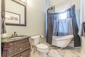 2 Story Large Apartment | 5 min to Downtown - Image 4