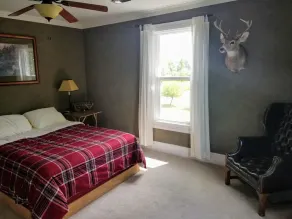 Large cozy hunting lodge rental - Image 2