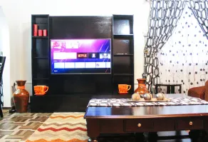 A cozy 3 bdr house - 1km from Westlands Redhill - Image 2