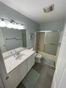 Walk to Beach and Restaurants! 8BR and 3BA. Pets welcome. Sleeps 16. Incredible! - Image 4